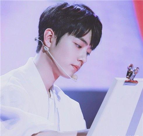 肖战吃瓜的瓜,娱乐圈风云再起，吃瓜群众热议不断