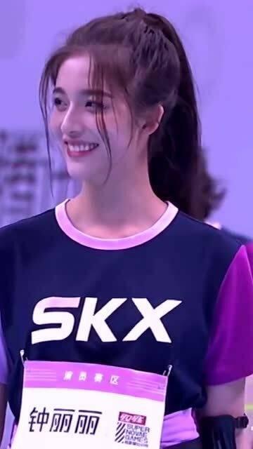 新疆女孩自拍吃瓜,瓜果飘香，甜蜜生活