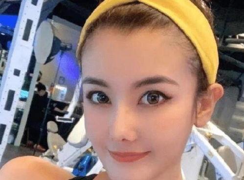 新疆女孩自拍吃瓜,瓜果飘香，甜蜜生活