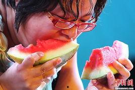 吃瓜 男女 照片高清,吃瓜男女的趣味瞬间