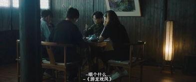 路人吃瓜看戏图片,路人围观吃瓜，演绎人间百态