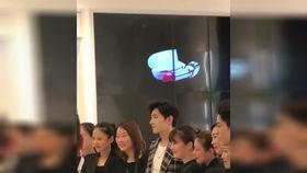 路人吃瓜看戏图片,路人围观吃瓜，演绎人间百态