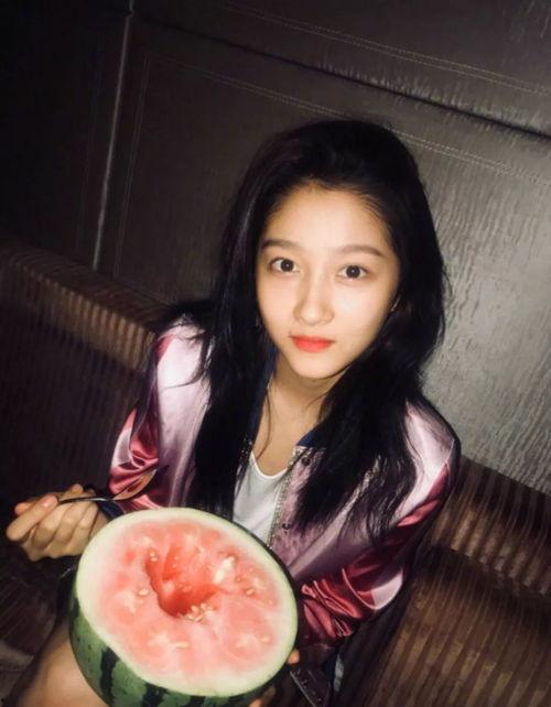 七七吃不停说瓜,瓜界新宠，美食与娱乐的完美融合