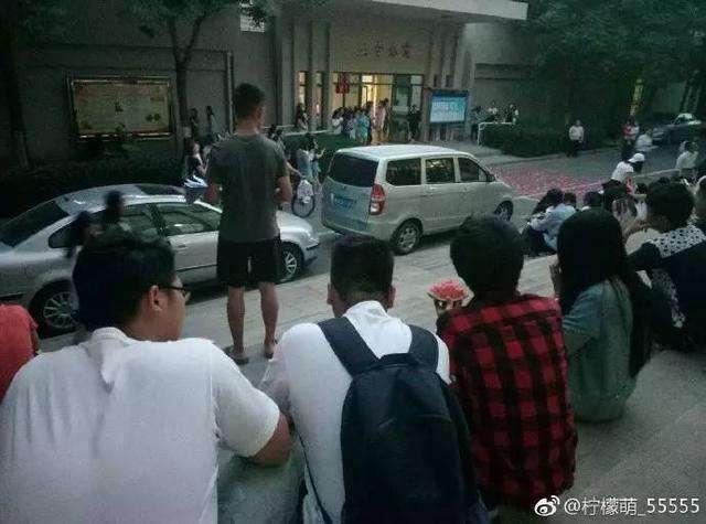 男女吃瓜现场,一场舌尖上的甜蜜较量